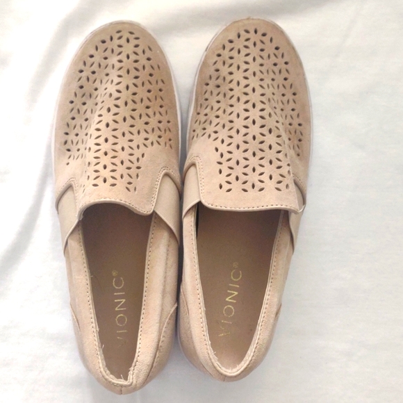 Vionic cute shoes like new!!! - Picture 1 of 4